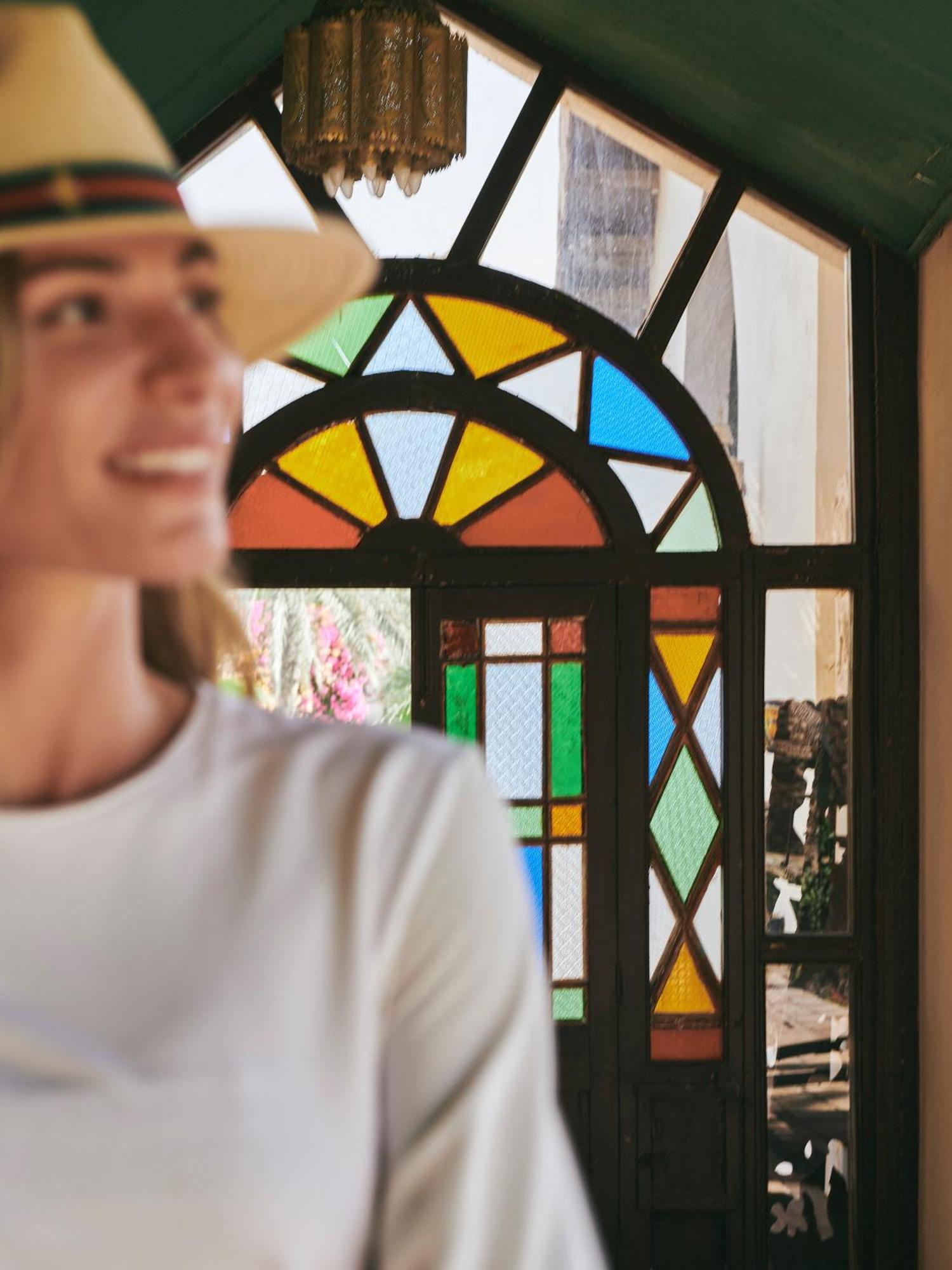 דובאי Melia Desert Palm Member Of Melia Collection מראה חיצוני תמונה A stained glass window at the entrance of the house