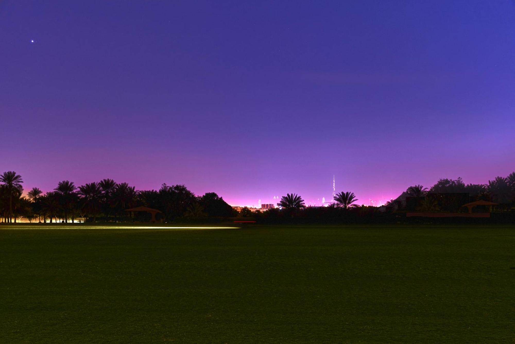 דובאי Melia Desert Palm Member Of Melia Collection מראה חיצוני תמונה The park at night